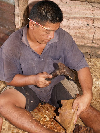 Prace nad drewnianymi rzeźbami w Uafato na Samoa