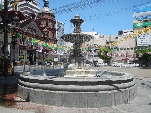 Plaza San Lorenzo Ruiz i jego efektowana fontanna