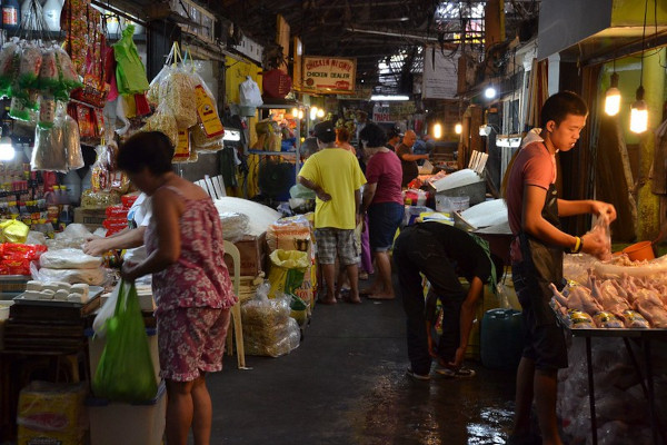 Quinta Market w Manili po zmroku