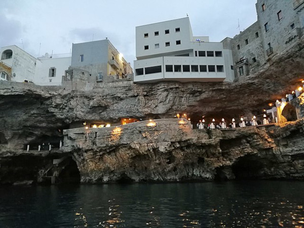 Przepiękna, a zarazem oryginalna restauracja Grotta Palazzese dal mare