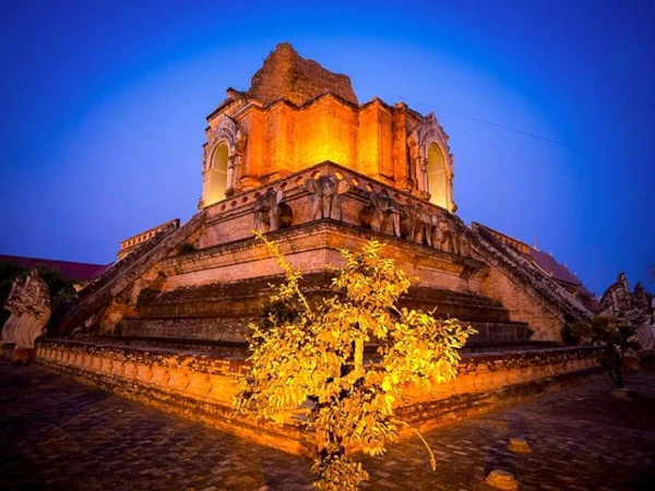 Wat Chedi Luang w Chiang Mai