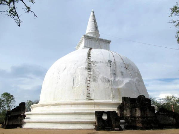 Odnowiona wihara Kiri Polonnaruwa