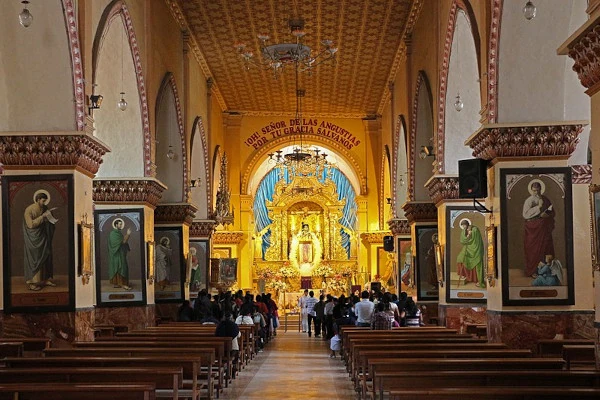 Wnętrze Iglesia de San Luís w Otavalo