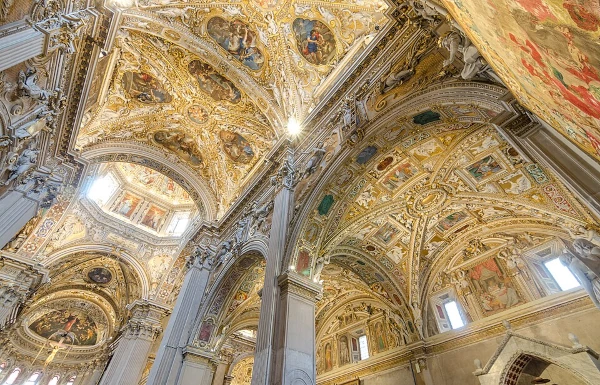 Przepiękne wnętrze bazyliki Santa Maria Maggiore w Bergamo