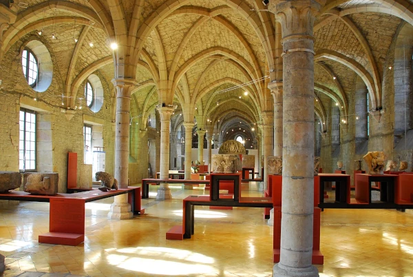 Muzeum Archeologiczne Dijon - opactwo Abbaye Saint Bénigne de Dijon Muzeum Archeologiczne Dijon - opactwo Abbaye Saint Bénigne de Dijon