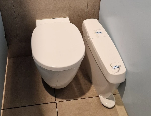 Kontenery sanitarne na pola namiotowe i kempingowe